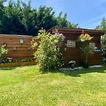 게스트하우스 Le Petit Au Coeur De - Parking Prive - Piscine Chauffee - Et Massages 4*