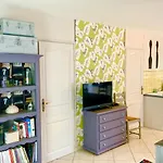 Le Petit Au Coeur De - Parking Prive - Piscine Chauffee - Et Massages 게스트하우스 4*