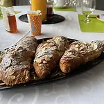 게스트하우스 Le Petit Au Coeur De - Parking Prive - Piscine Chauffee - Et Massages 4*