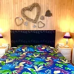 Гостевой дом Le Petit Au Coeur De - Parking Prive - Piscine Chauffee - Et Massages 4*