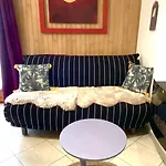 Гостевой дом Le Petit Au Coeur De - Parking Prive - Piscine Chauffee - Et Massages 4*