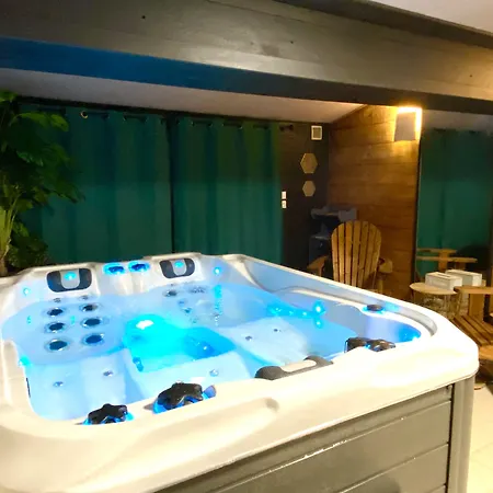 Le Petit Au Coeur De - Parking Prive - Piscine Chauffee - Et Massages Гостевой дом