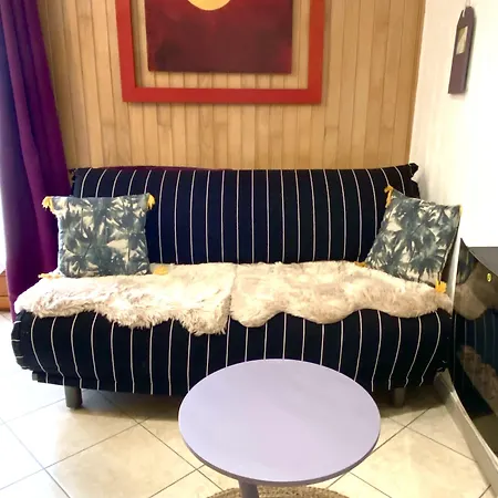 Гостевой дом Le Petit Au Coeur De - Parking Prive - Piscine Chauffee - Et Massages 4*