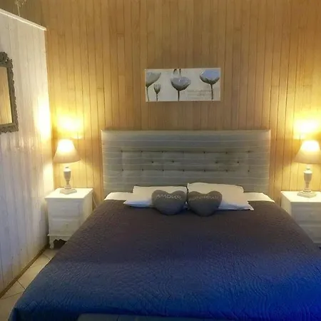 Le Petit Au Coeur De - Parking Prive - Piscine Chauffee - Et Massages Гостевой дом